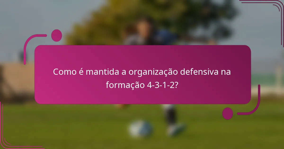 Como é mantida a organização defensiva na formação 4-3-1-2?