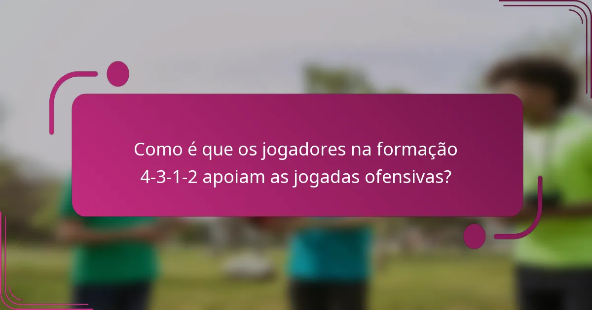 Como é que os jogadores na formação 4-3-1-2 apoiam as jogadas ofensivas?