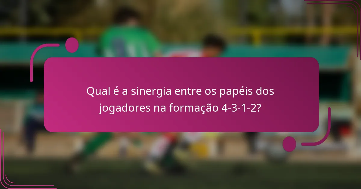 Qual é a sinergia entre os papéis dos jogadores na formação 4-3-1-2?