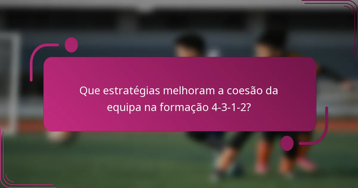 Que estratégias melhoram a coesão da equipa na formação 4-3-1-2?