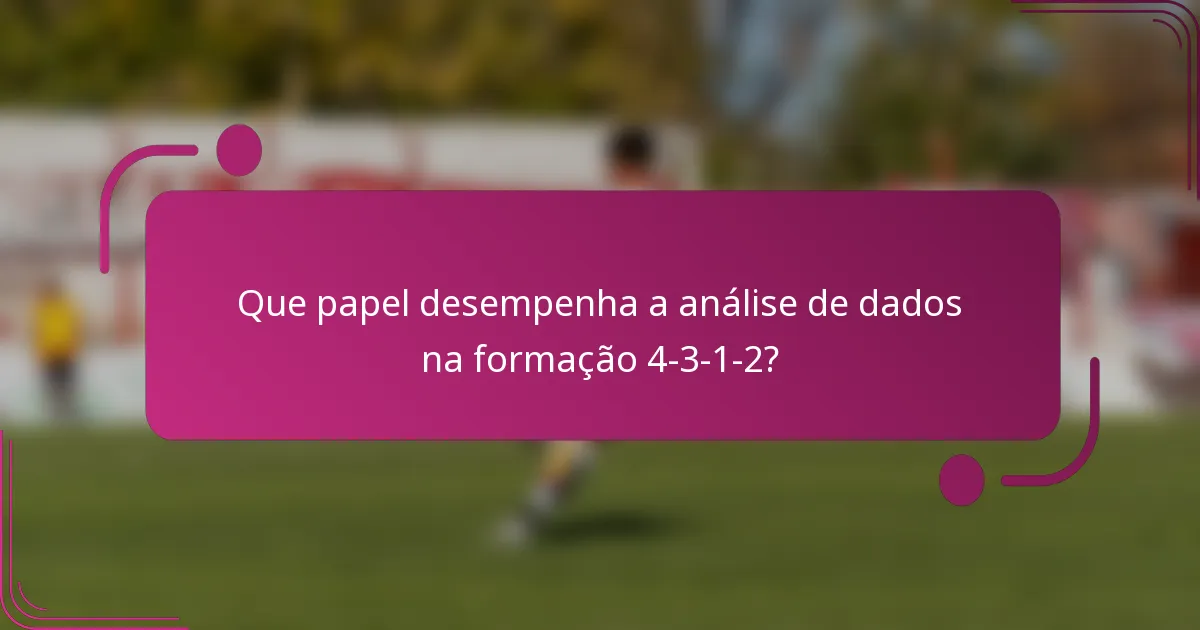 Que papel desempenha a análise de dados na formação 4-3-1-2?